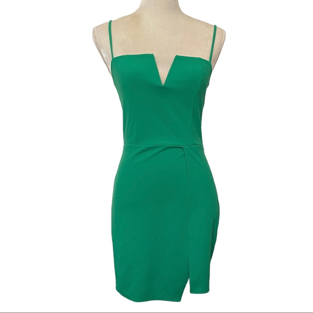 NWT Fashion Nova Green Spaghetti Strap Stealin’ Hearts V-neck Dress‎ sz M